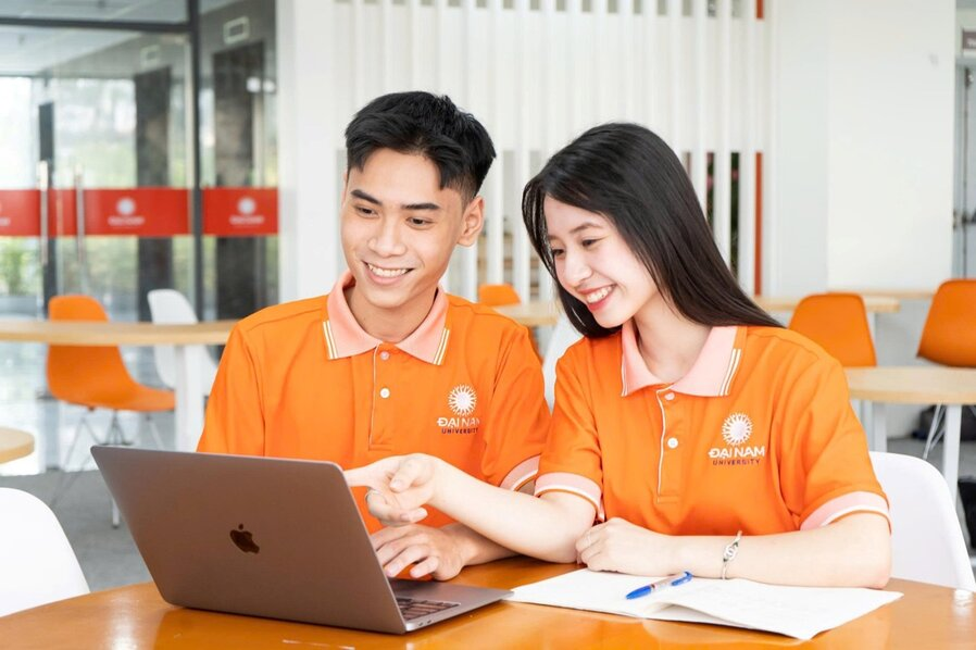 Tìm hiểu ngành Thương mại điện tử là gì? Triển vọng phát triển và cơ hội nghề nghiệp
